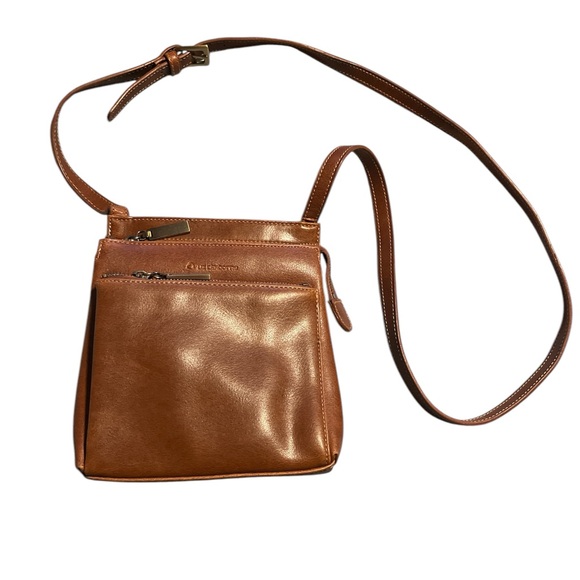 Liz Claiborne Handbags - Liz Claiborne Tan Leather Shoulder Bag